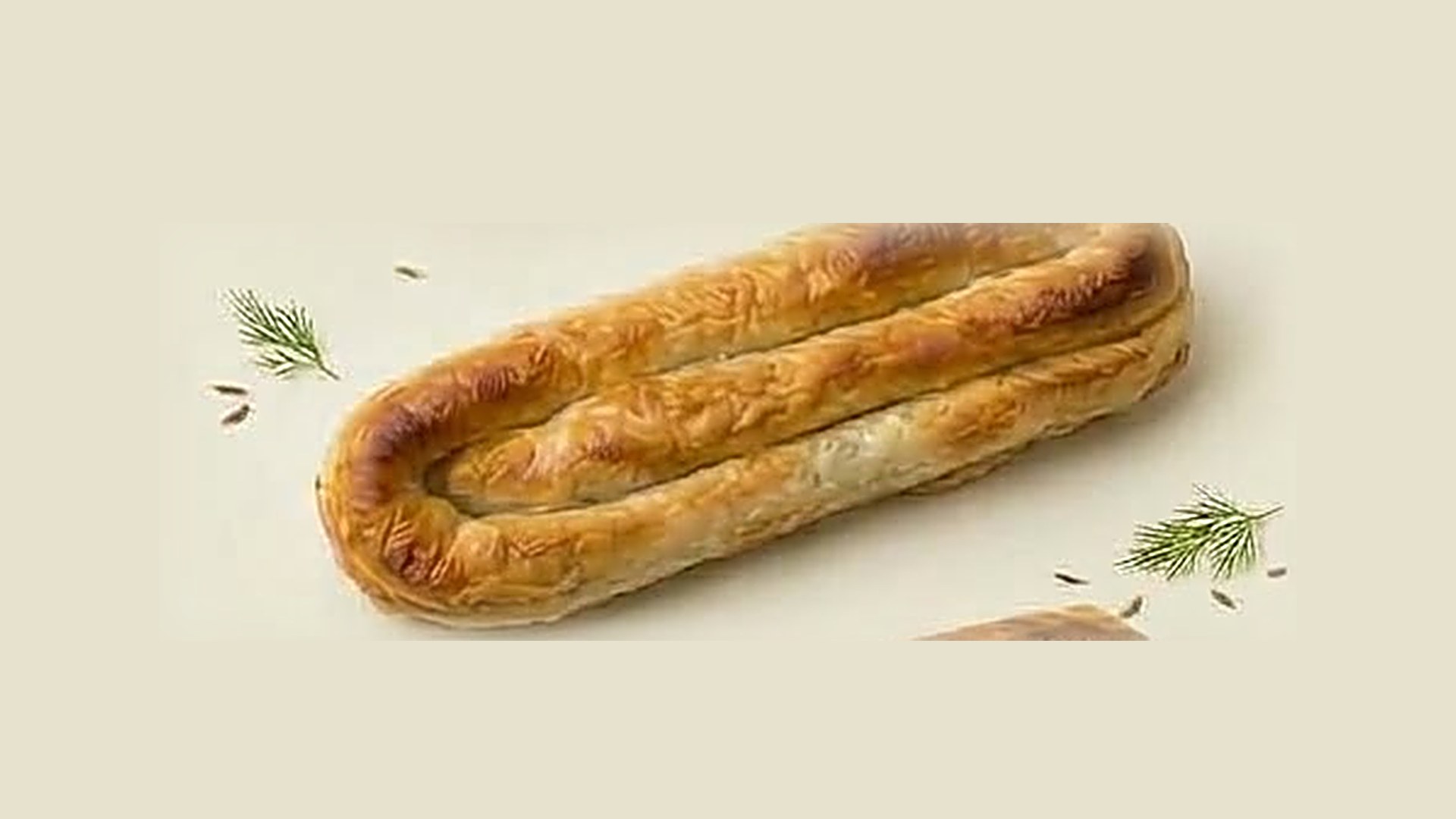Svježe pečen bosanski burek u bakrenoj tepsiji